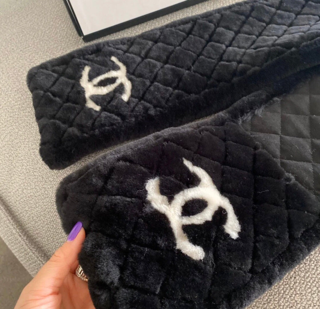 CHANEL 25S SCARF 120 IN FAUX FUR 876358