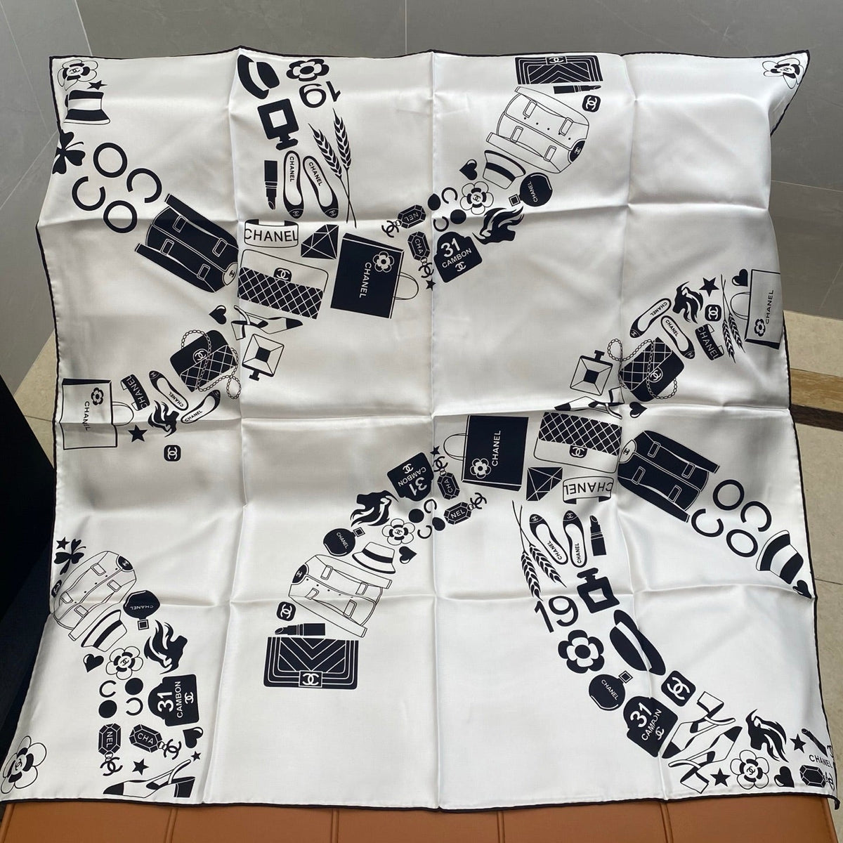 CHANEL 25S SCARF 90 IN SILK 703697