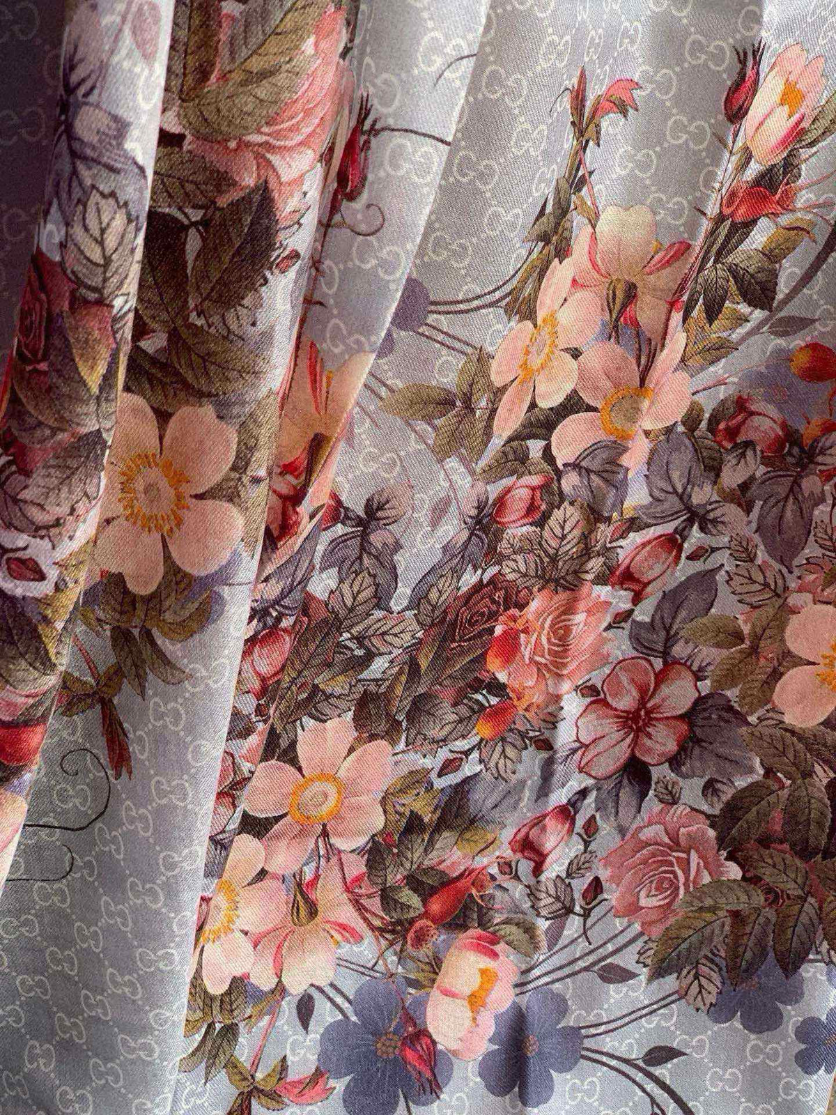 GUCCI SCARF 200 CM IN DOVE GRAY CASHMERE WITH COLORFUL FLOWER 405255