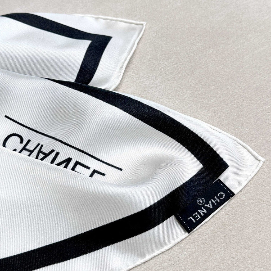 CHANEL 25S SCARF 90 IN SILK 732131